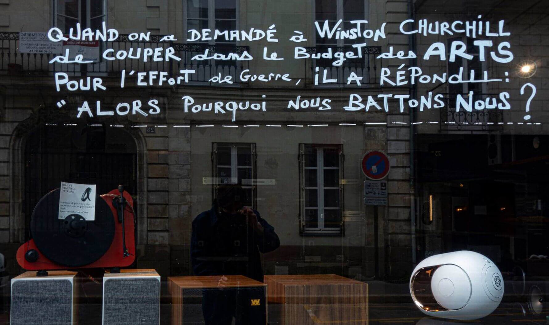 Citation sur notre facade peinte par Mika, artiste peintre sur Nantes.